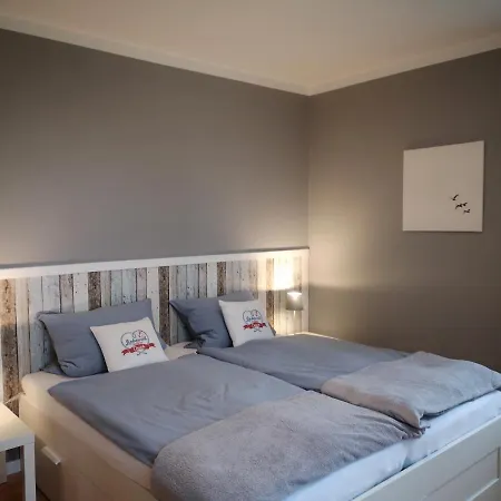 Liebevoll Hinterm Deich - *